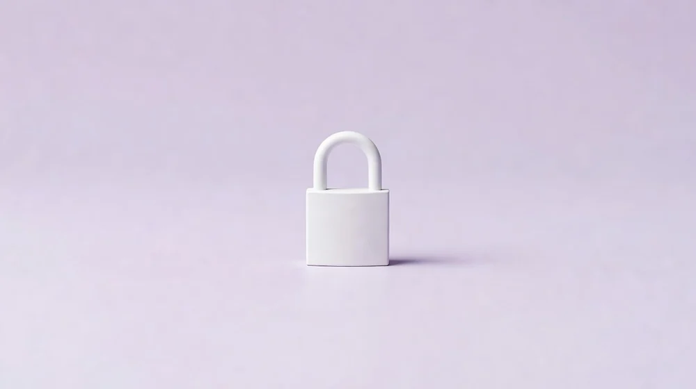 밤의민족 개인정보 보호 - 닫힌 자물쇠 형태의 미니멀 오브제